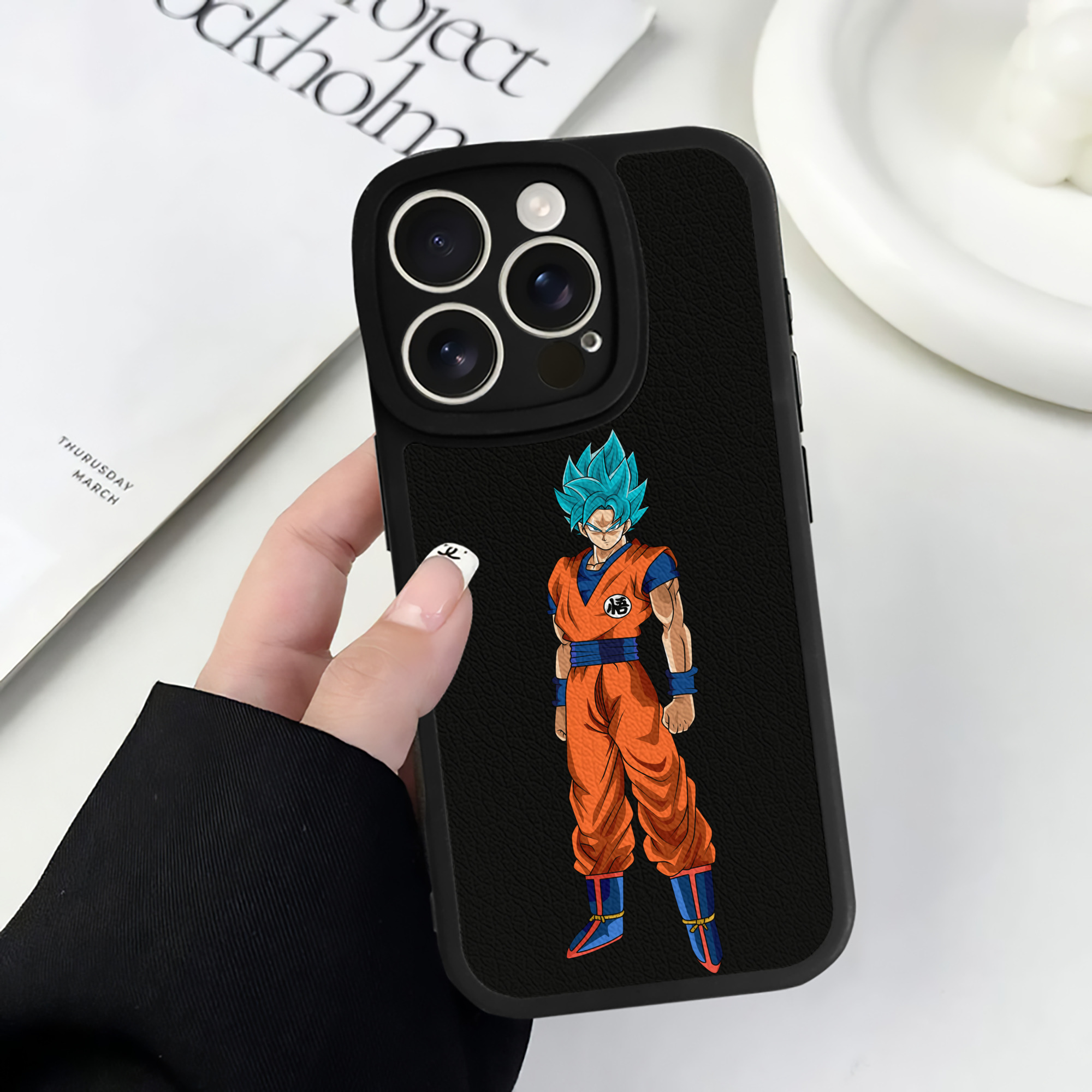 （画像用） ドラゴンボール 孫悟空（そん ごくう）Son Goku カカロット DRAGON BALL Kakarotto 【iPhone 16シリーズ対応】シリコンスマホケース（レザー調） 材質：シリコン